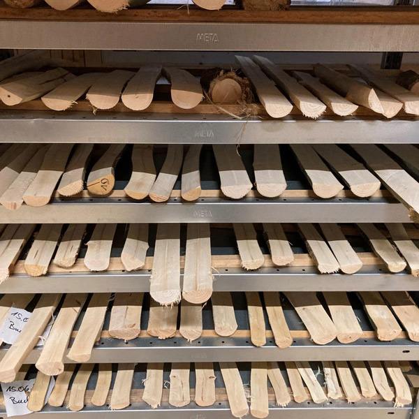 gespaltenes-holz-fuer-rahmen-trocknen